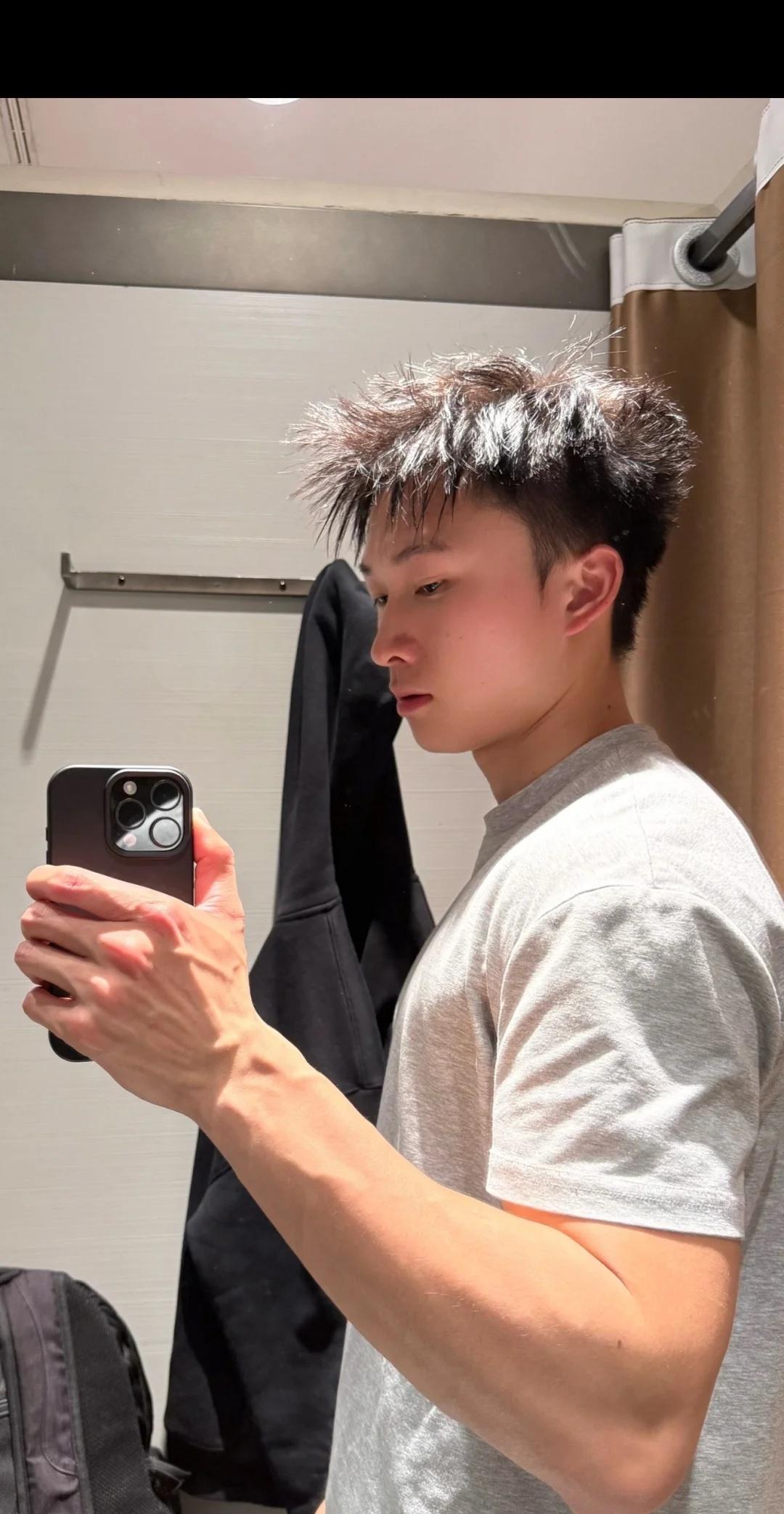 谁可以把我的衣服p掉男大学生体育生健身反差健身教练