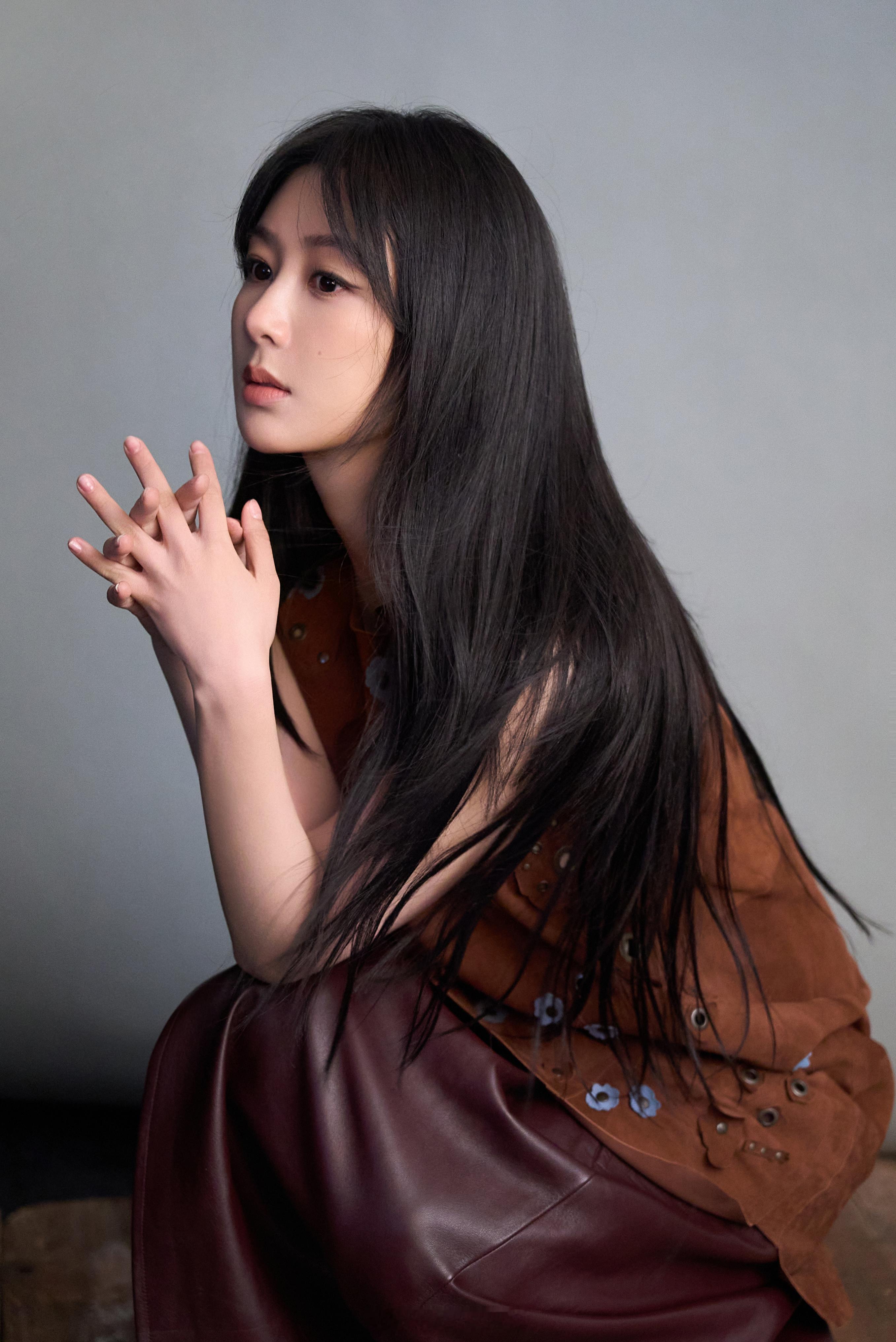 杨紫近些年播的剧成绩基本都不错的！杨紫剧粉盘还是很大的！她主演的剧不管是古装还是