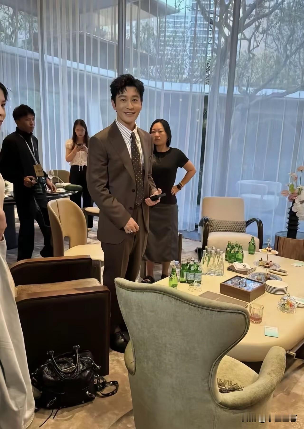 黄晓明，引发热议。8月27日，49岁的黄晓明，冲上热搜，没想到，他刚在青岛提