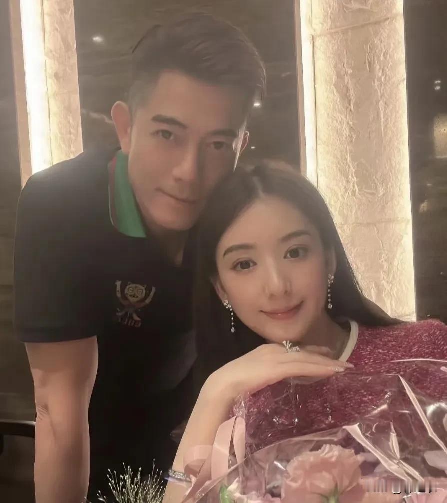 人设不人设的不知道，但郭富城能把岳父岳母接到香港住楼上楼下，拉头马都带着岳父岳母