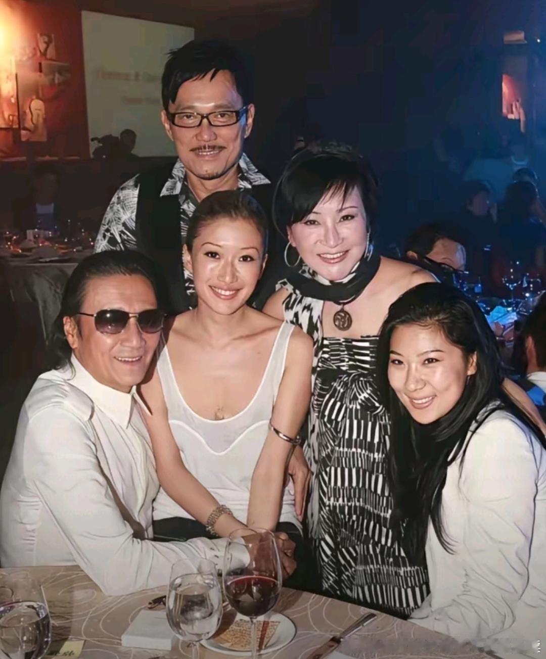 当年谢贤和前妻及现任丈夫，还有谢贤现女友的合照。他们一家的包容度真高啊。