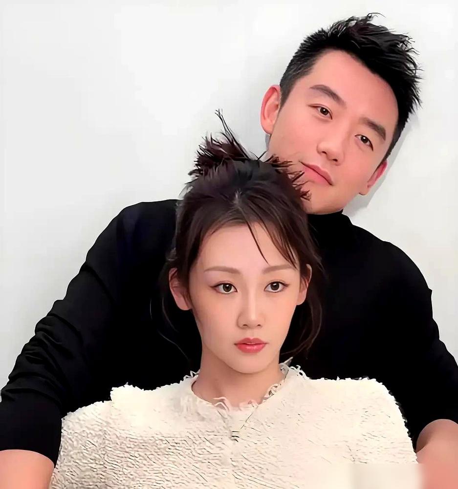 别再同情郑恺了。三年生三胎，不是事业刹车，是精准卡位。《奔跑吧》焊死基本盘，