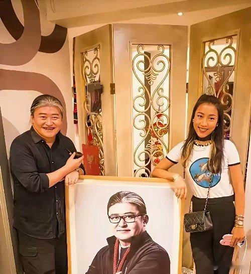 这张老照片拍摄于2015年，吉克隽逸到恩师刘欢家中做客。师徒二人站在刘欢的肖像画旁合影​