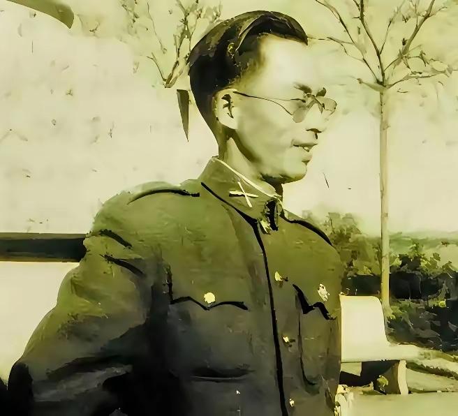 1949年4月，浙江宜兴战俘营里出了件怪事。一个穿着国民党少将制服的俘虏，看着不