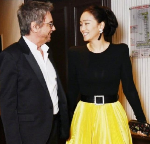 2018年，70岁的米歇尔拿着5个亿向52岁的巩俐求婚。巩俐却说：“我差的不是钱