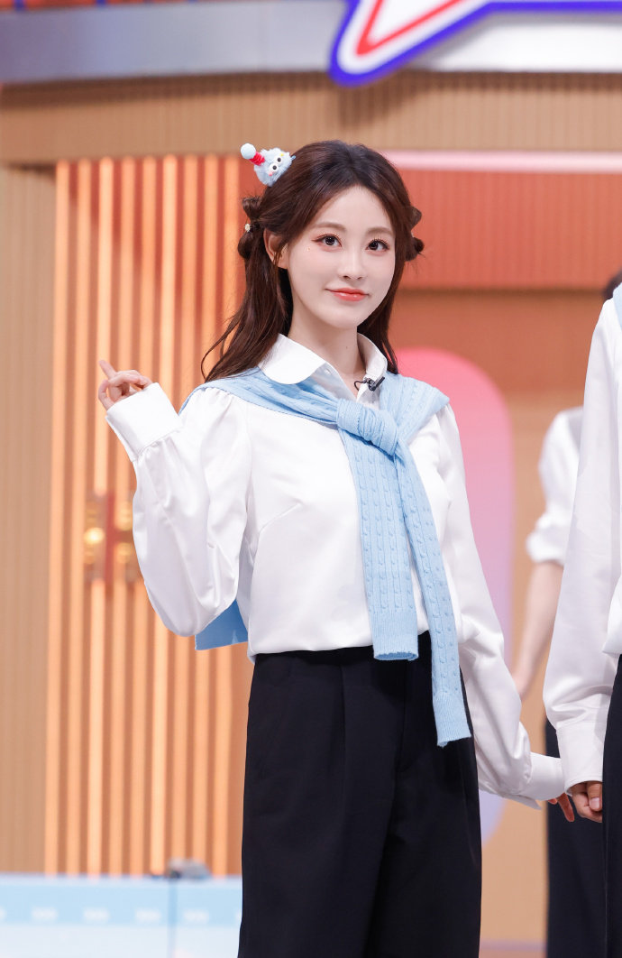 祝绪丹今晚好六街见祝绪丹今晚好六街见，白衬衫造型清爽十足，和祝绪丹一起迎接春天