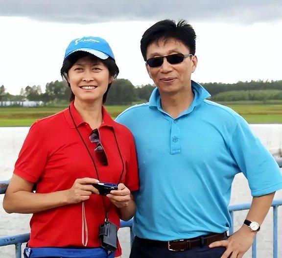 谁能想到，敬一丹女儿王尔晴，当年嫁英国丈夫被群嘲"下嫁"，如今竟活成父母最大的骄