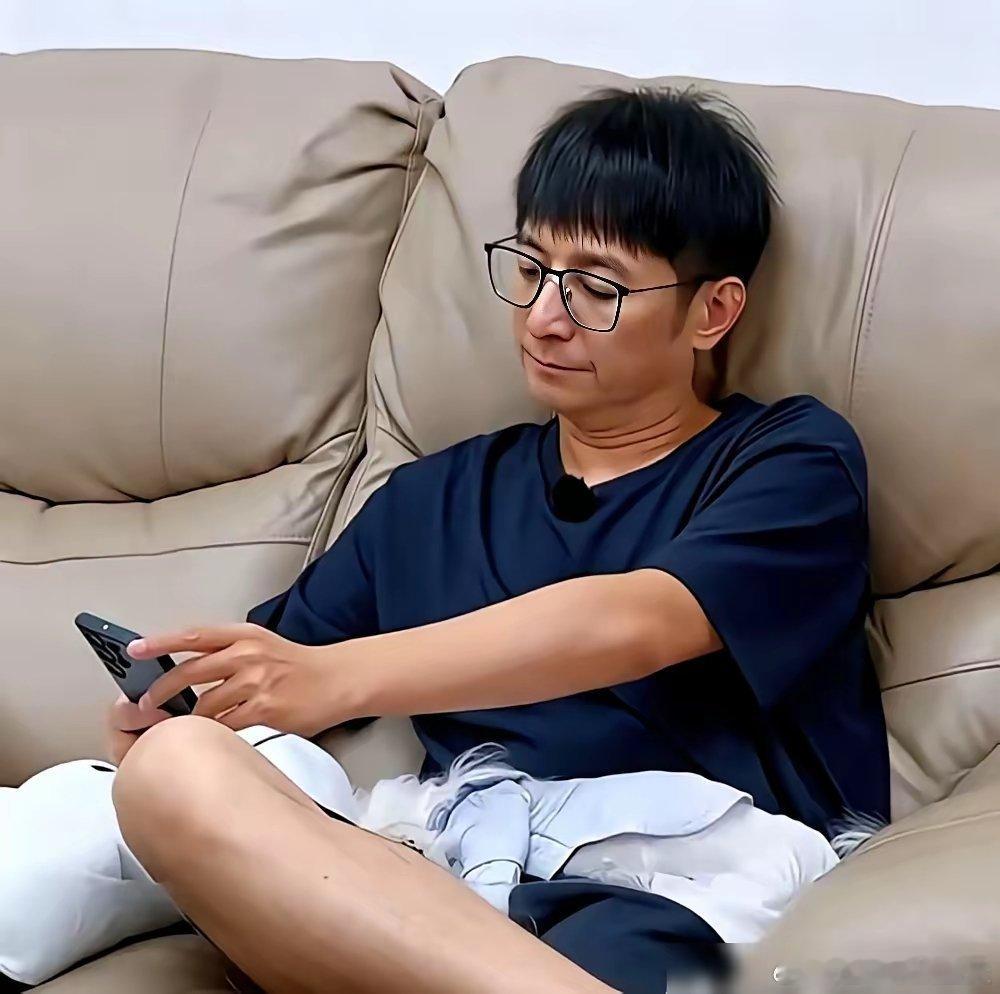 李维嘉49岁，一个人住长沙，被传重度洁癖，结果谢娜一张合照全露馅了。4月6号，谢