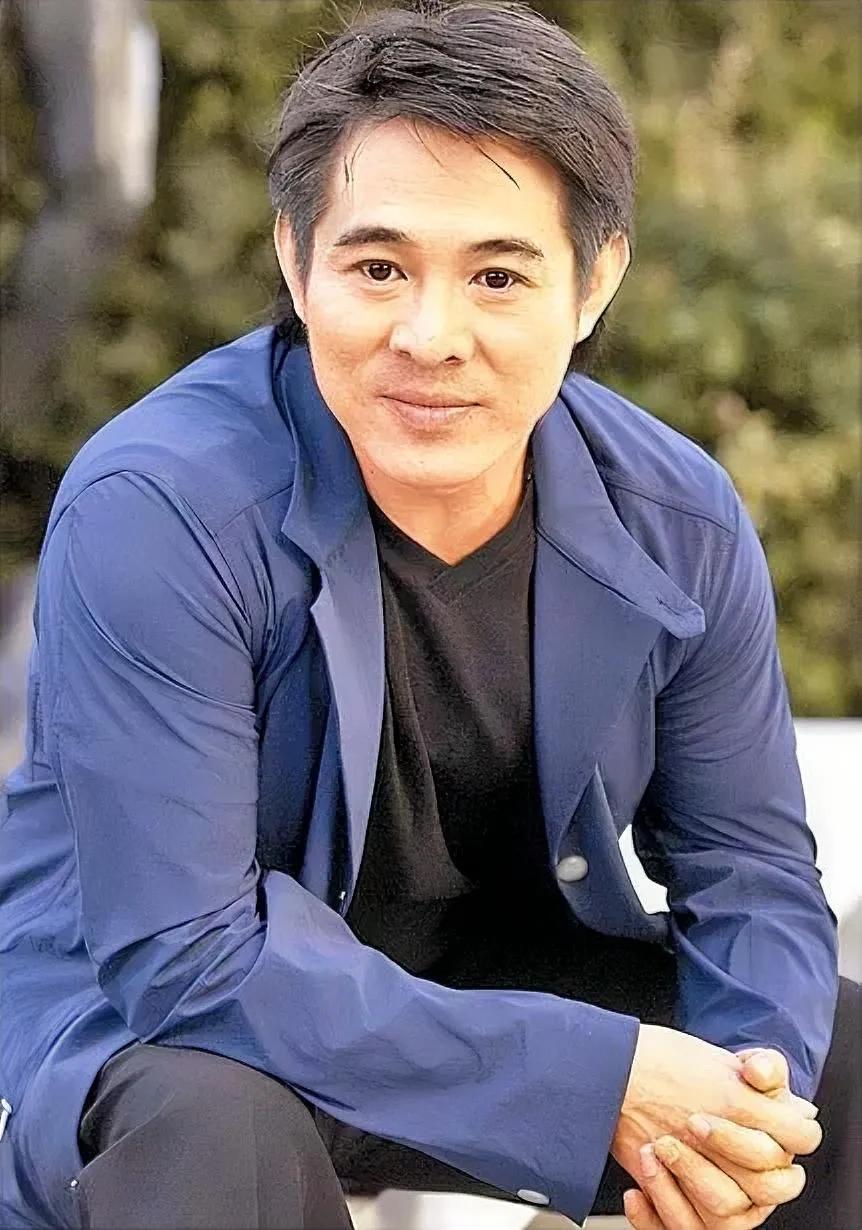武打演员李连杰说，去美国拍电影，人家最现实，一百万请你去，你只要答应，就改口，七