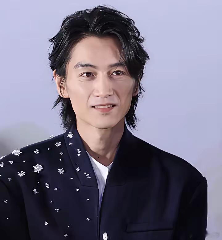 为什么我感觉陈晓的面相变了呢他年纪也不大才38岁，法令纹、眼角纹都出来了，而且没