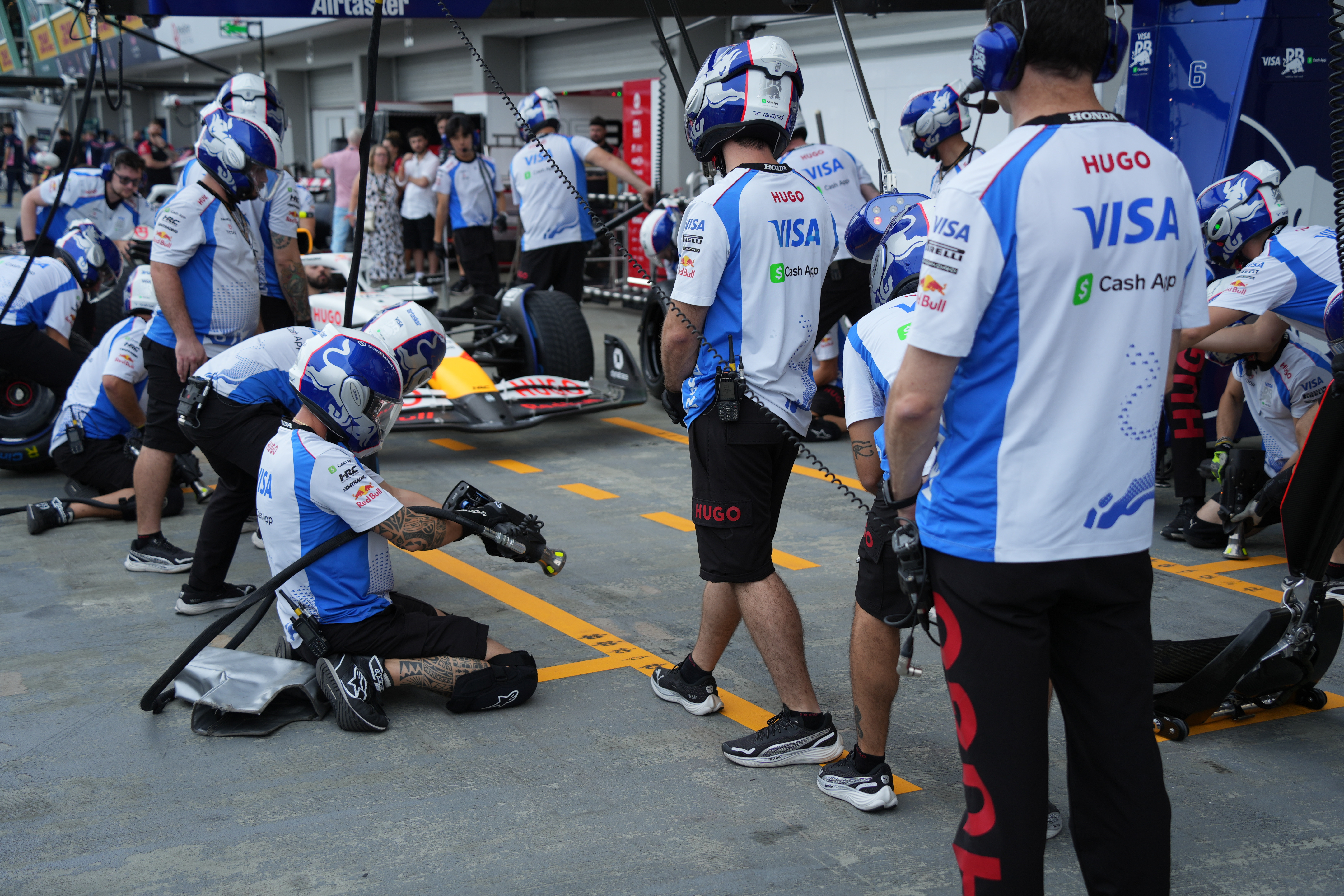 当你要拍换胎练习，然后下一张……[doge]F12025F1新加坡大奖赛​​​