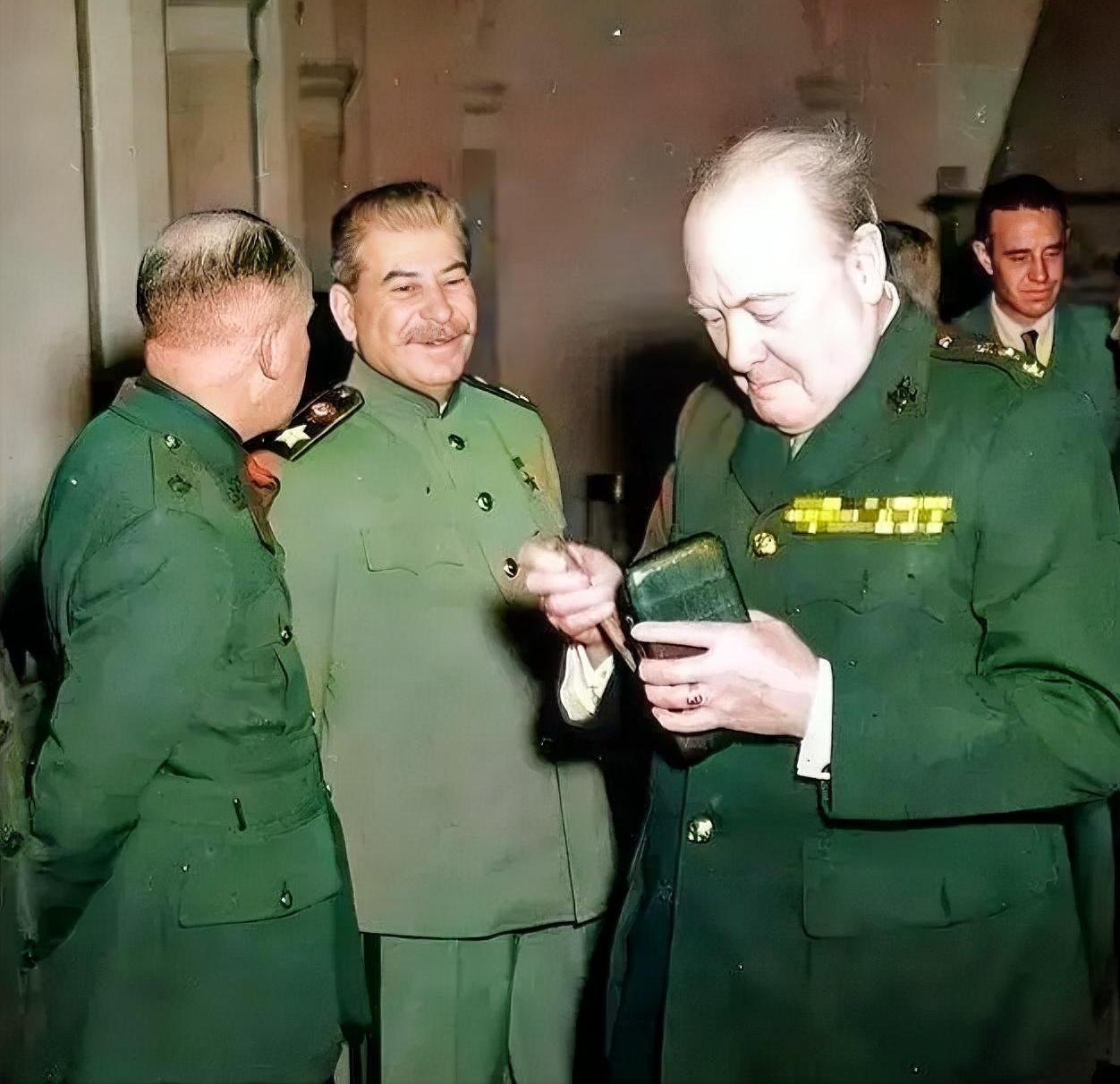 1945年，雅尔塔会议期间，丘吉尔烟瘾犯了，急忙抽出一根雪茄，他故意背着斯