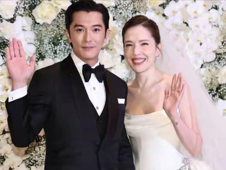 邱泽娶了许玮甯之后，整个人像换了一副面孔。2025年11月28日台北文华东方那场补办婚宴，席开四十桌