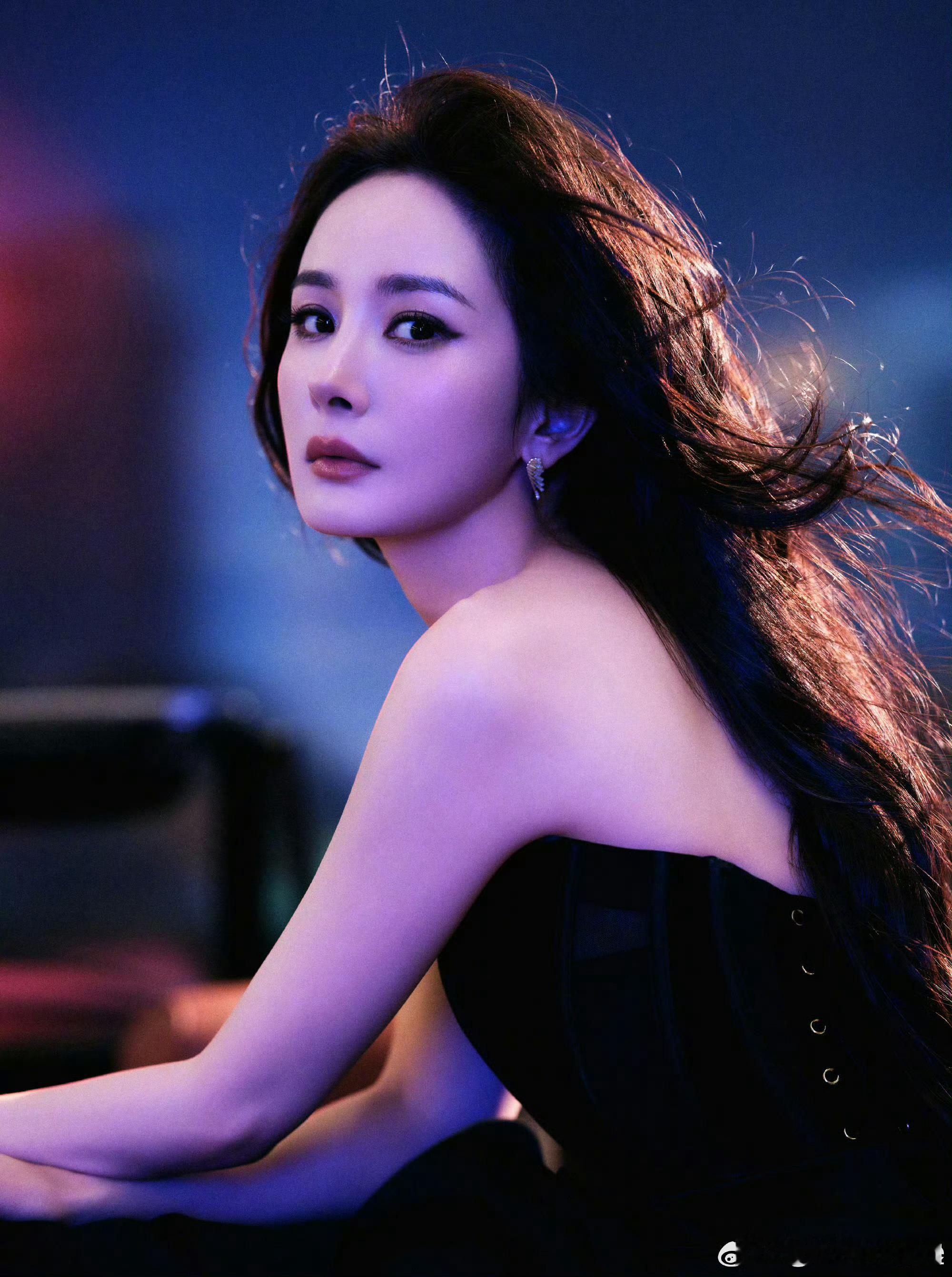 黄梦莹为杨幂庆生黄梦莹连续八年为杨幂庆生：祝最最好的幂姐生日快乐🎂愿你永远自