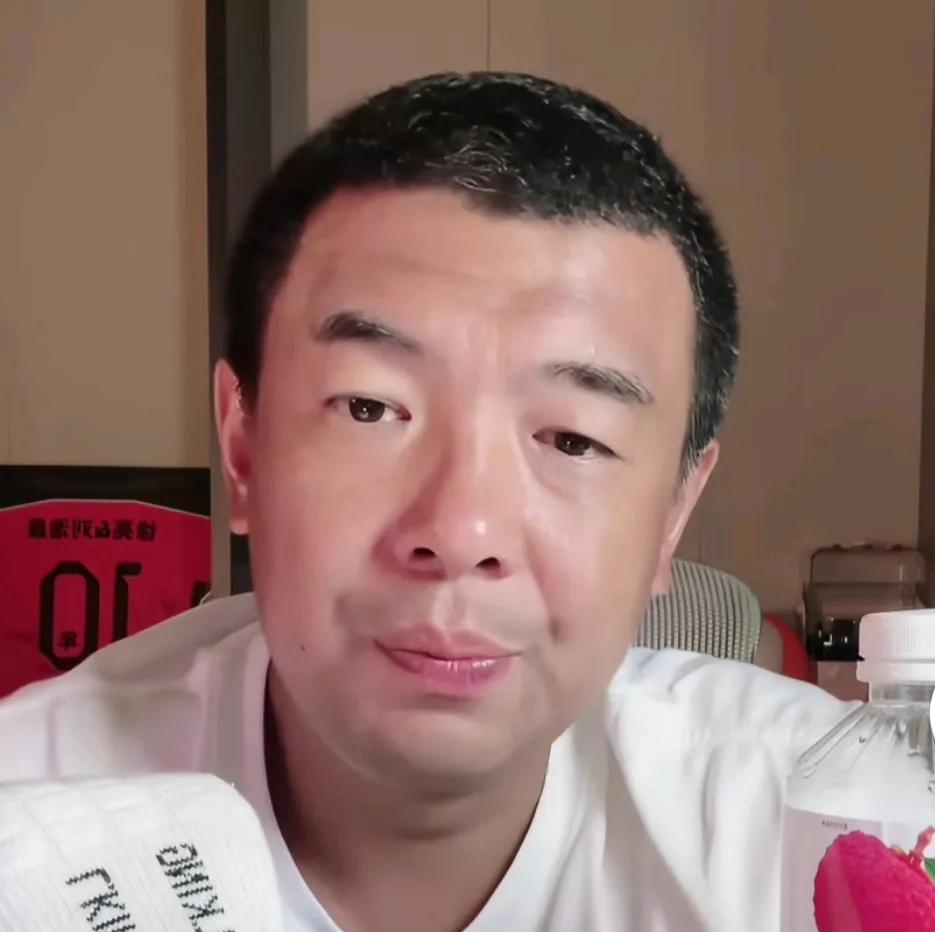 前国脚徐亮承认，郑智脾气确实挺火爆的，但他有两个非常好的优点！徐亮在直播间与球