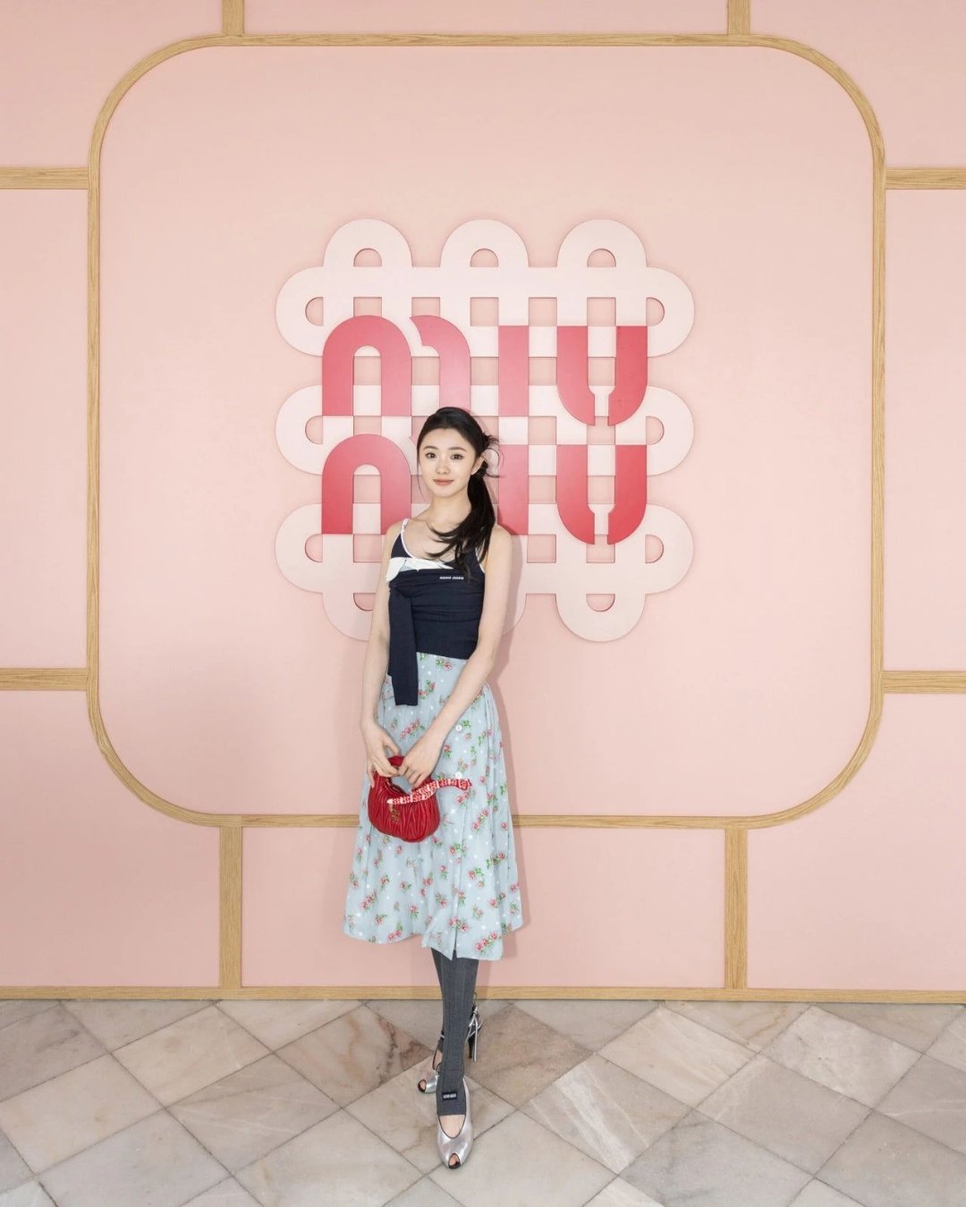 MiuMiu将在中国三座代表性城市——上海、广州和北京呈现一系列“MiuMi