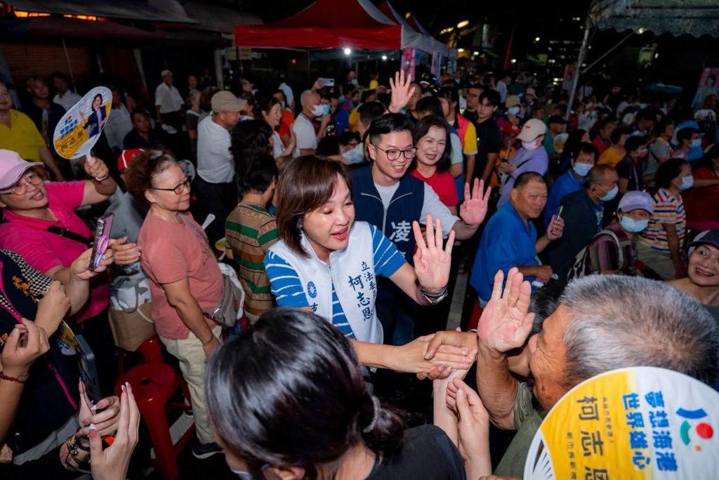 柯志恩庙口音乐会凌涛看到雨中这一幕惊喊：起风了！国民党高雄市长参选人柯志恩昨