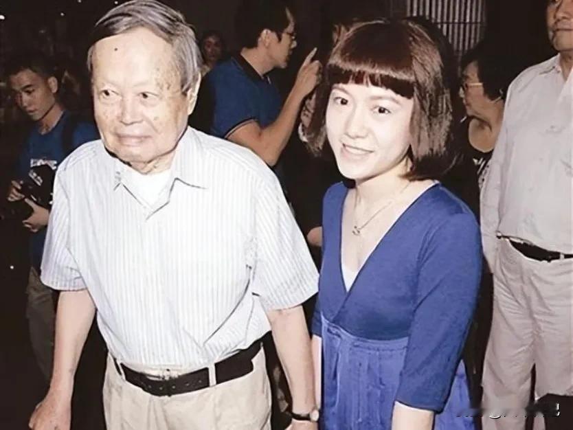 杨振宁老先生因病于2025年10月18日去世享年103岁，21年里，翁帆的照料温