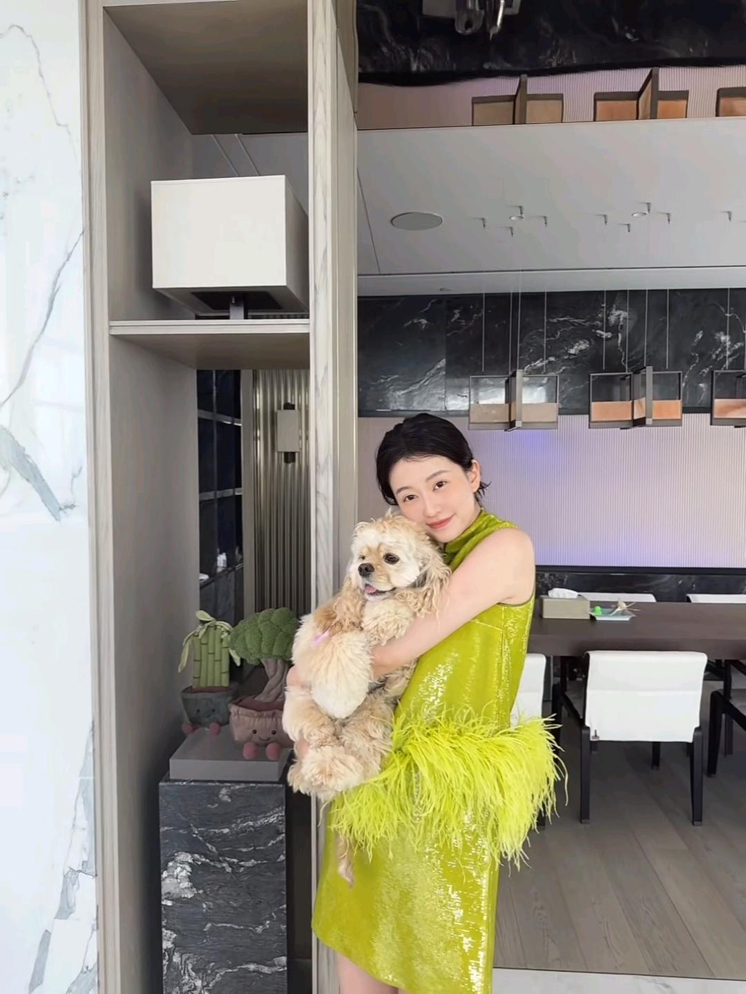 乔欣在豪华大平层祝大家中秋快乐！她抱着狗猛亲，一段时间没见，她的面容变了很多。