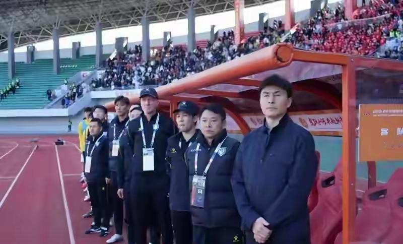 申花名宿执教首场比赛就罚出场！申花精神还是得到了淋漓尽致！这是李玮峰执教宁波首场