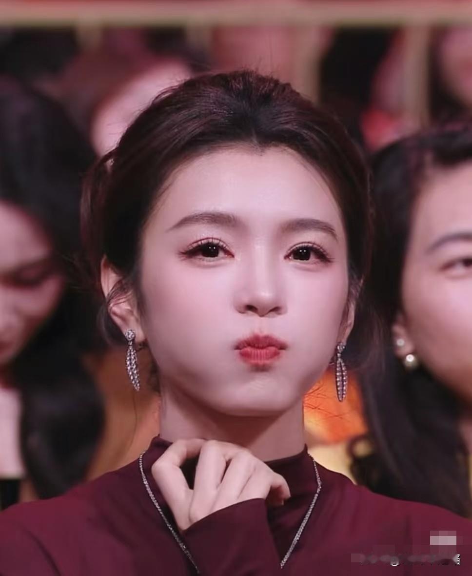 我跟我老公因为李云霄吵了几句。我问他，微博之夜上章若楠和李一桐怎么老回头看李云