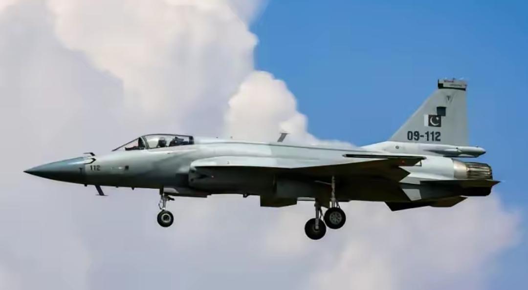 巴基斯坦彻底炸锅，他们居然把“枭龙”战斗机的生产线全拍了出来，这简直是把自家的“