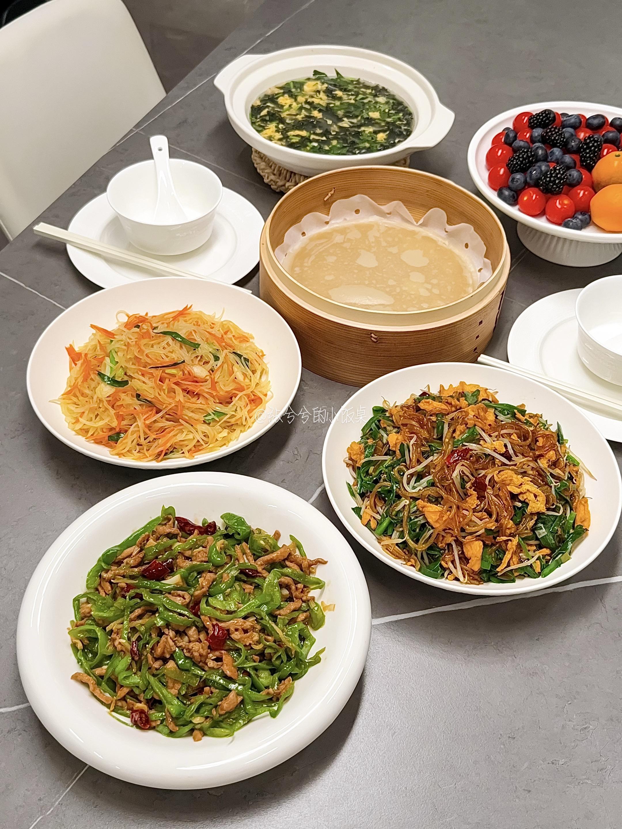 春饼搭配菜单🥢。【炒合菜】 【尖椒肉丝】 【素炒土豆丝】 【紫菜蛋花...