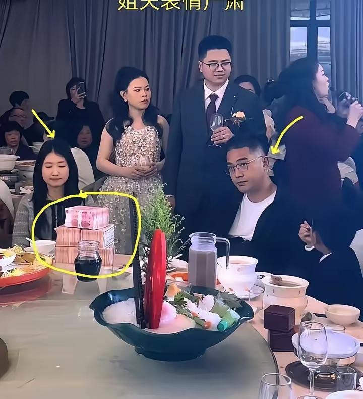 老婆弟弟结婚，做姐夫的随礼50万，换成谁也不会开心的。看看这个姐夫，一脸不情愿