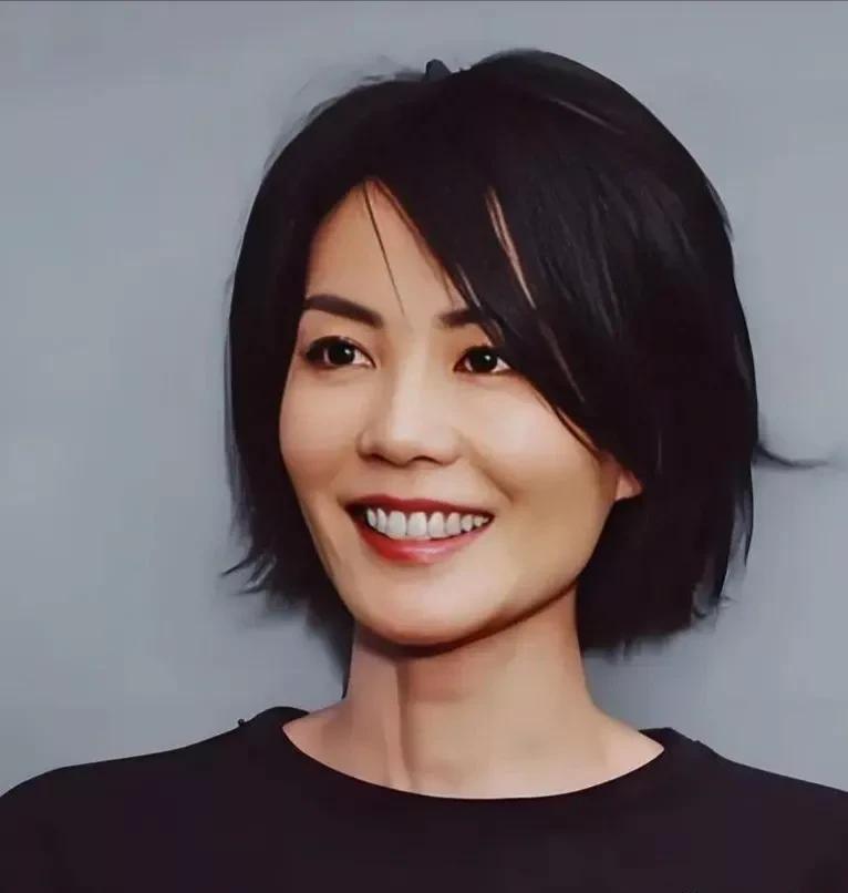 28年前，庾澄庆在这张合照里死活笑不出来。原因刚刚被本人当场揭晓：因为旁边的王