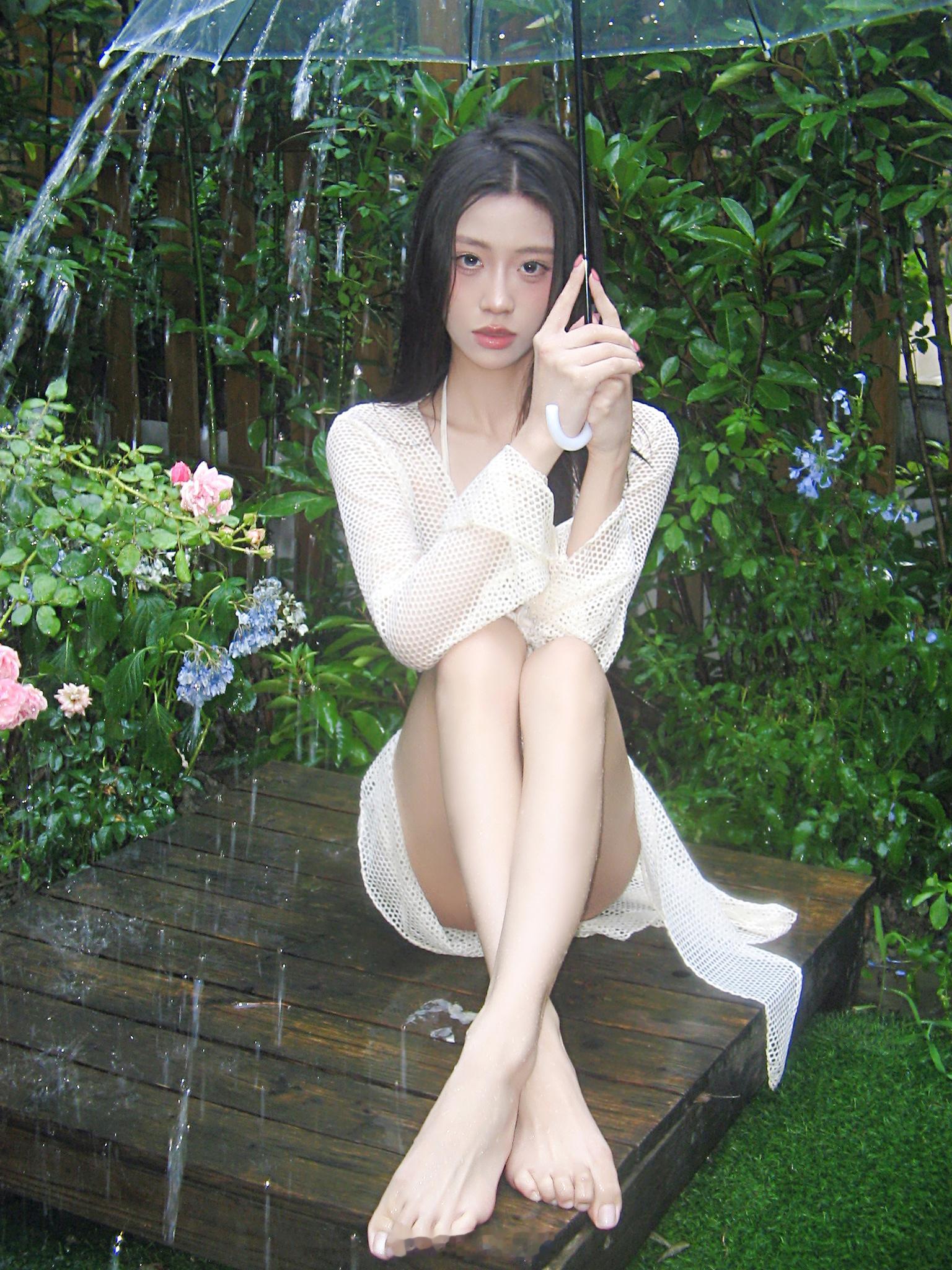 夏天一起淋场雨吧把烦恼通通冲掉摄影场地成都约拍成都租棚成都拍照少女写真