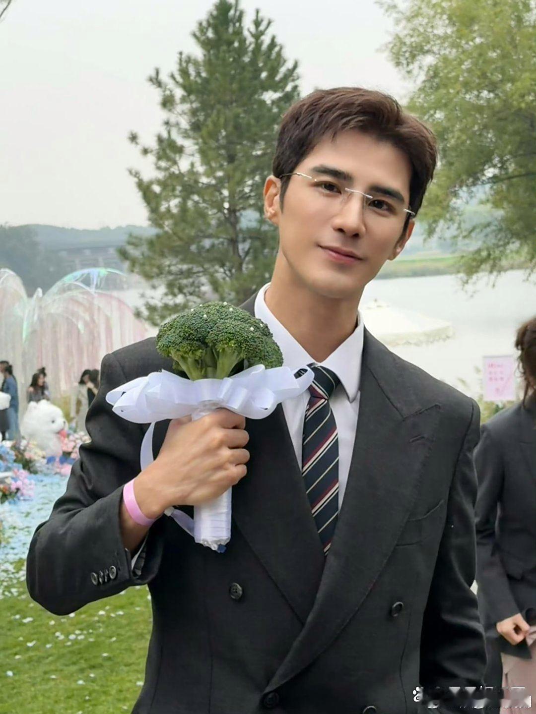 姜潮抢到了黄子韬的西兰花麦迪娜也去了现场，姜潮说自己马上也要结婚啦，提前祝福啦！