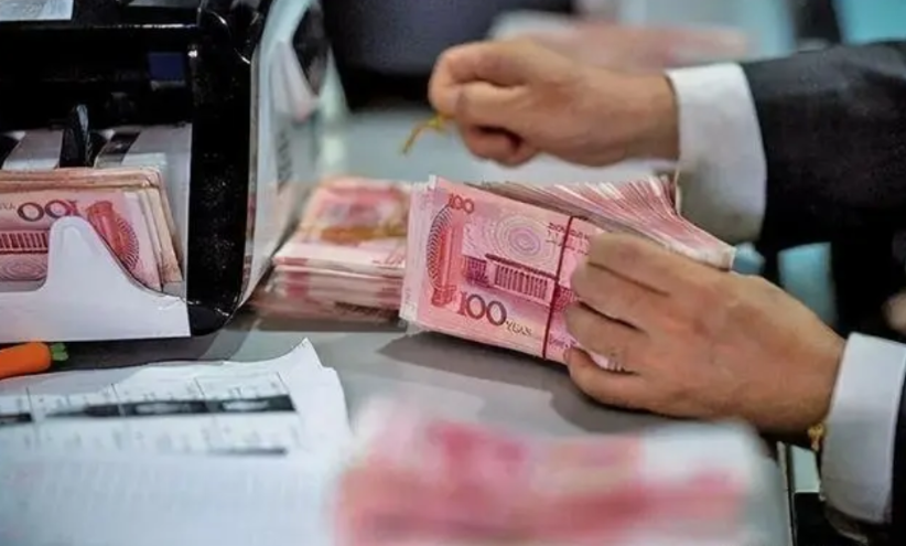 广东广州，一夫妻存折里少了32000元，不认可银行提供的取款凭证，认为被银行工作