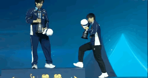 大头与莎莎，男女单冠军。俩人又站在最高峰拌嘴抬杠，希望看到他俩更多在顶峰吵架