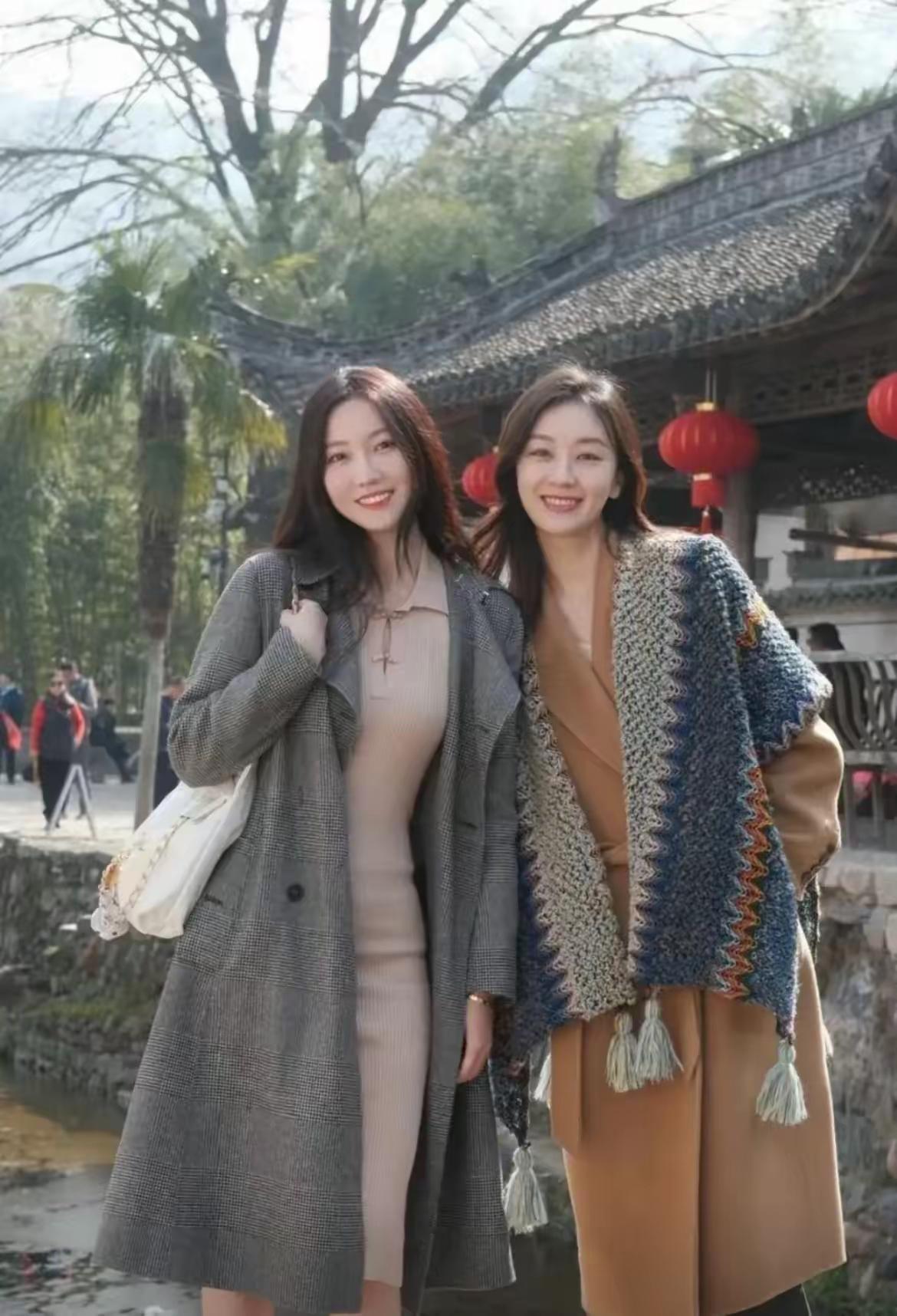 两位美女在古风建筑前拍照，哪个最漂亮呢？