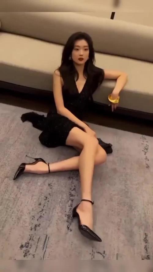 网友热议孙千的身材，一句腰以下全是腿，生动概括了她得天独厚的优越比例。172厘米