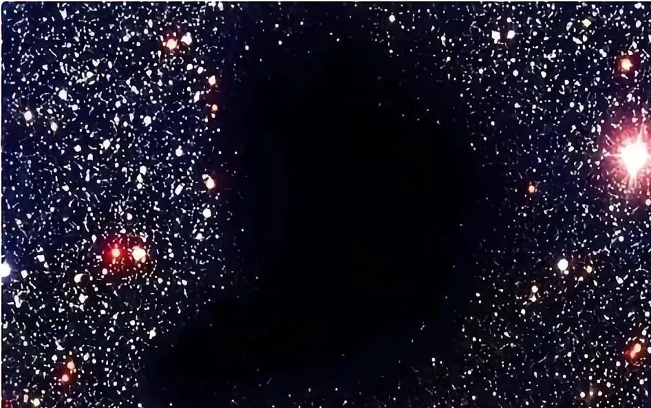 定出特价打市场，然后挤兑掉大量实体店面，自家盈利千亿级，干掉实体再复盘。然后告诉