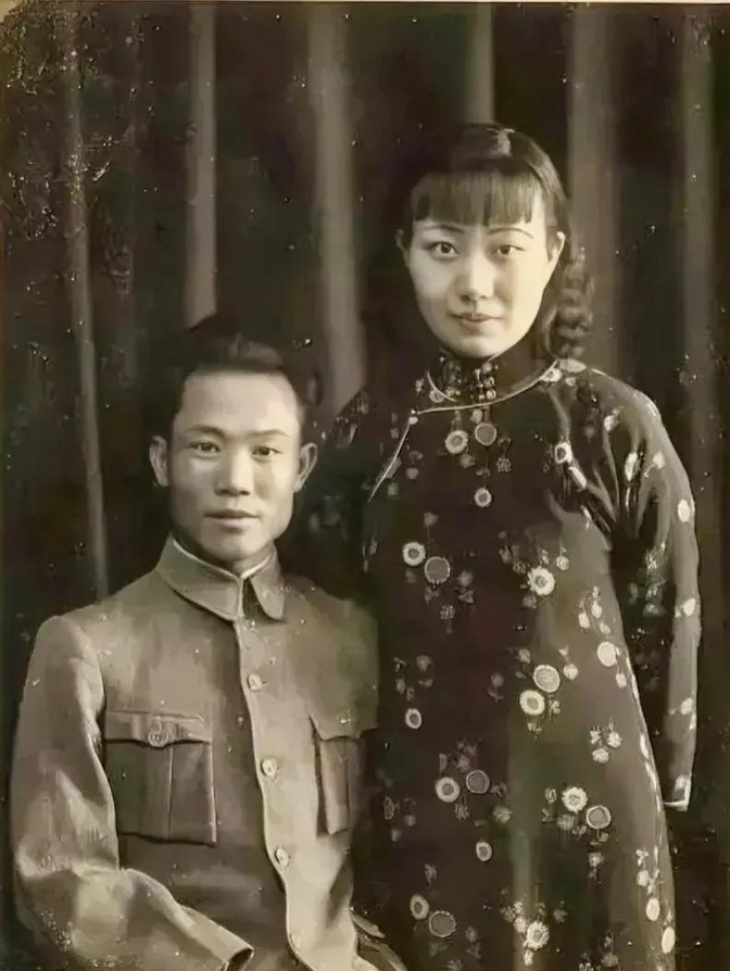 1925年，陈诚回家，妻子想与他同房，谁知刚上床就被陈诚一脚踢开。妻子心寒不已，