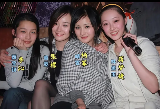 这张照片是新版红楼梦四位演员的合影。