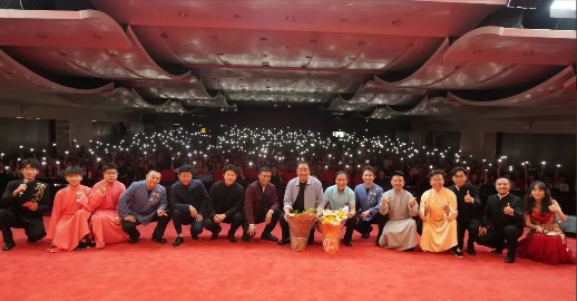 看到了吗？是姜昆。是姜昆同志带领众多相声演员来演出了，两天两个地方，现场火爆啊