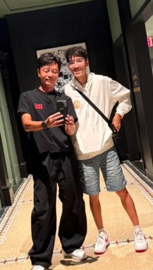 李克勤儿子Ryan赴纽约大学开学，并晒与父母的合照，这身高已经超过爸爸了啊！这