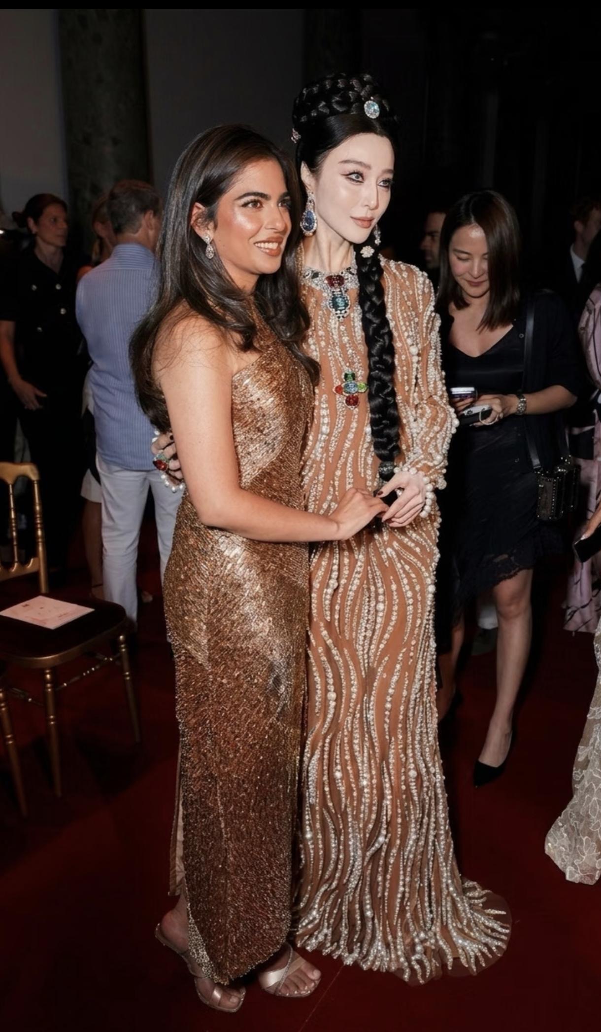 第一张图是印度首富穆克什·安巴尼的女儿是伊莎·安巴尼，冰的大珠宝放她家里就跟玻璃