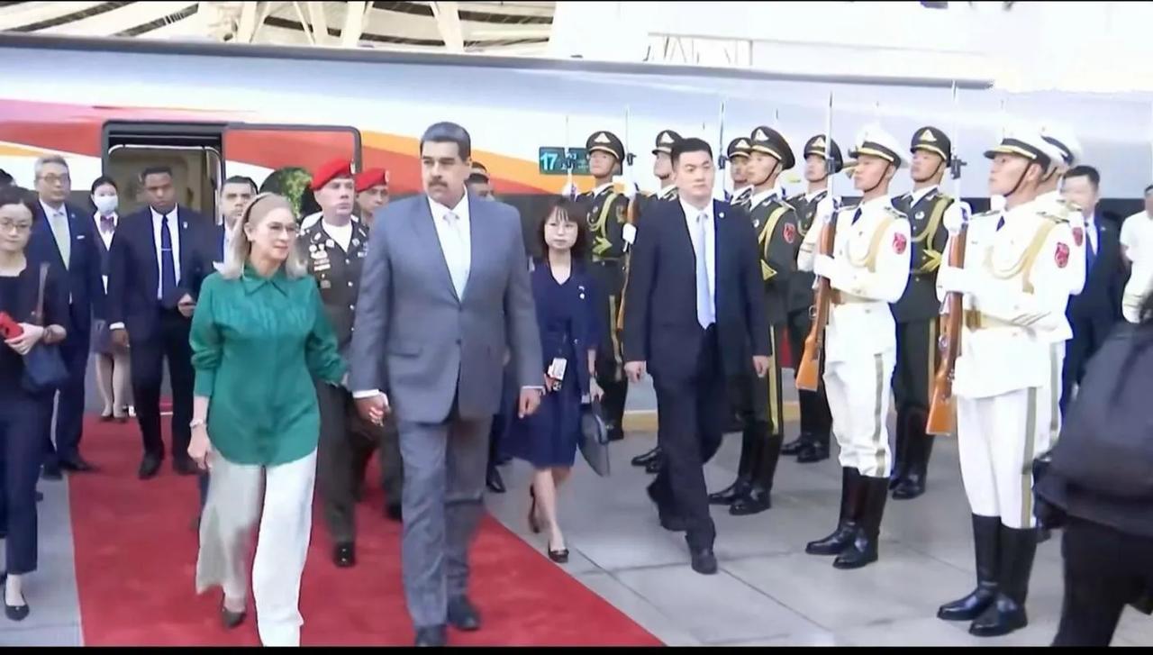 随着马杜罗夫妇被美军抓捕，老朋友又少了一个，这是令人震惊和遗憾的。美国入侵委