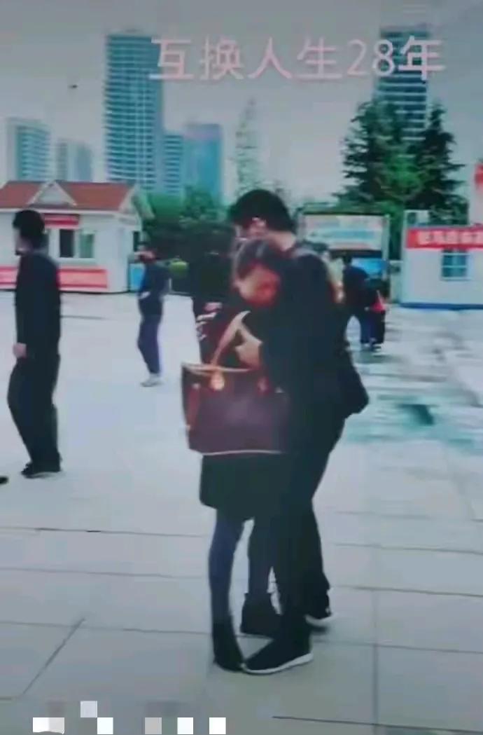 四年前我被“二八”事件洗脑了，从郭威与亲生父母重逢的那一刻起，我就一直关注着事件