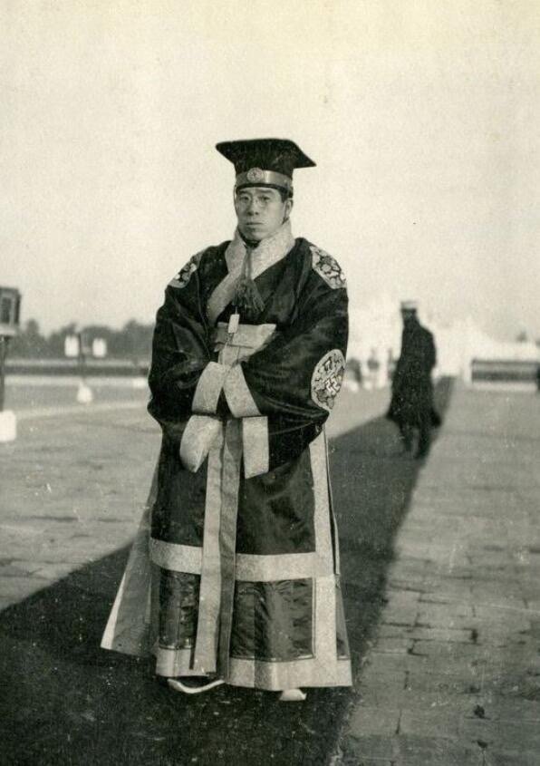 历史知识1913年袁世凯祭天大典老照片在1911年辛亥革命彻底结束帝制时代以后，