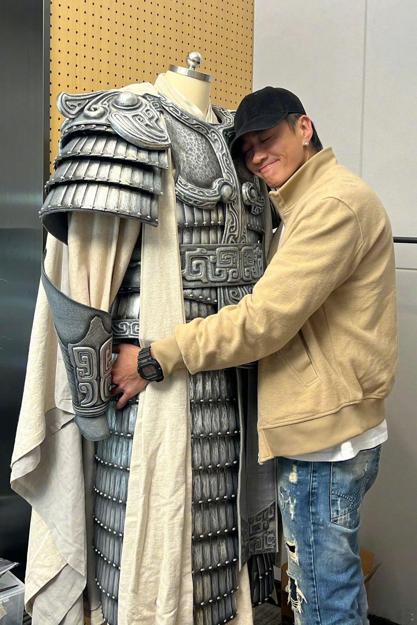 时隔14年他终于再次抱起了自己的西楚霸王乌江自刎这场戏杀青之后，何润东抱着战甲久