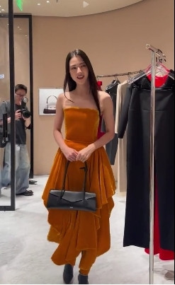 娜然虽然称不上是绝色美女，但是她美丽的脸庞散发着迷人的魅力，气质清逸，明眸皓齿，也算是一个美人胚子了