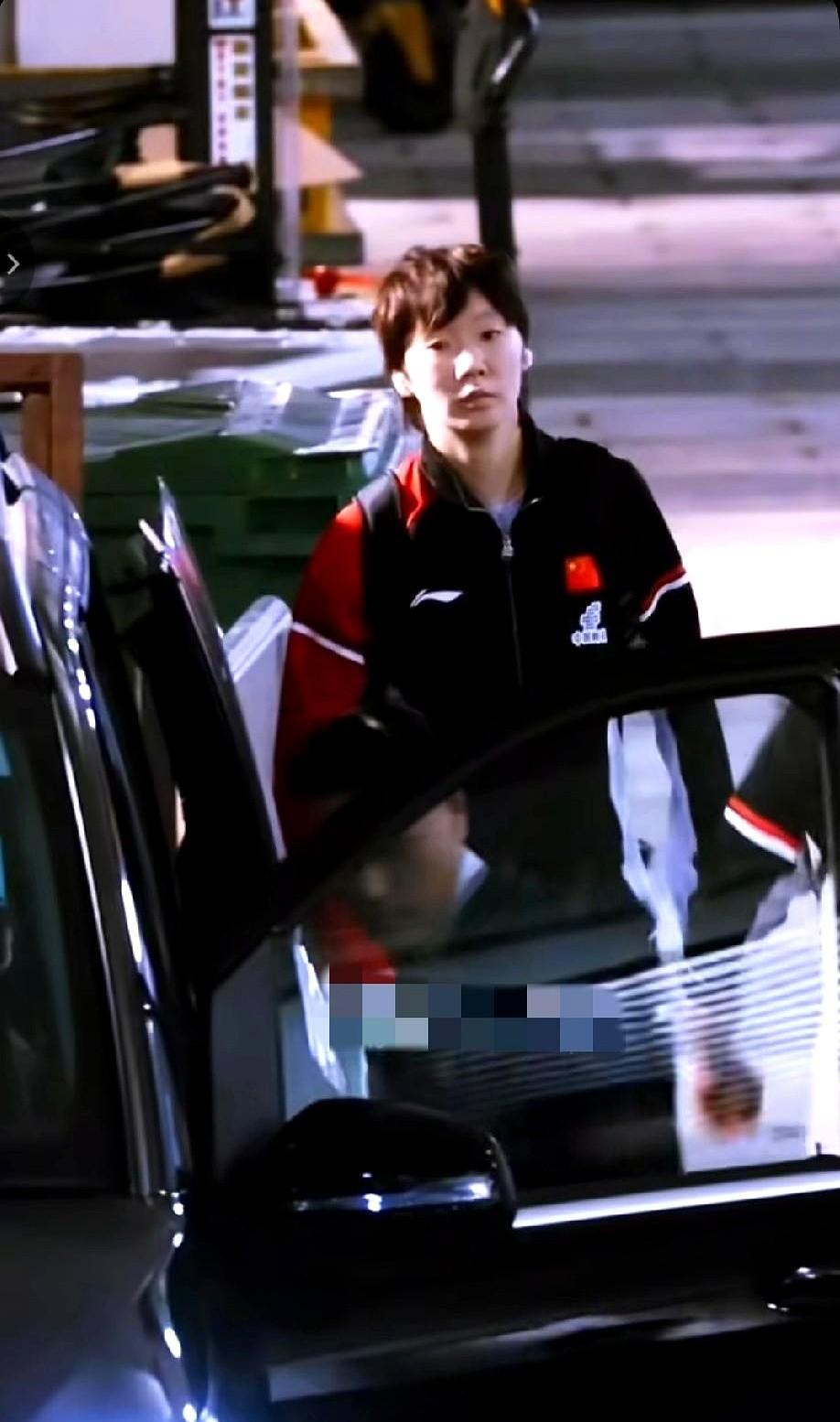 赢了半决赛，但那都不是最重要的。我死死盯着的，是她下车后，自己背起了那个包。