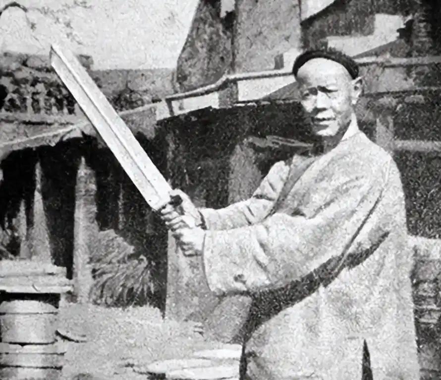 中国最后一个刽子手邓海山：师父让他"杀99人收手"，他不信，一辈子砍了300多颗