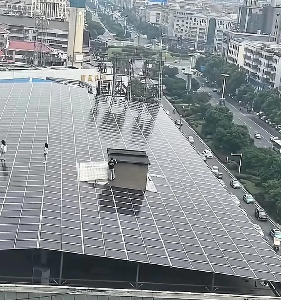 黄毛一挑五用刺激来挑动女孩子的心这么危险的地方肆意撒欢