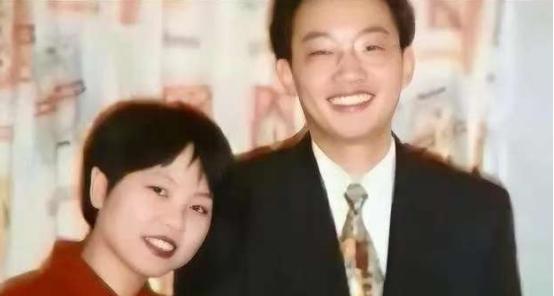 2003年9月11日，邱小强趁妻子洗澡之际，向她的咖啡杯中投入了致命剂量的麻醉剂